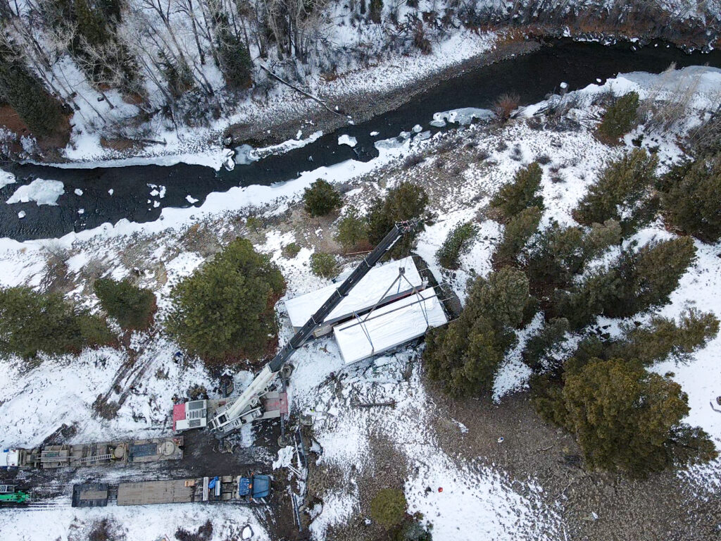 The modules reach their final resting place on top of a steep ri verbed.
Photo courtesy of Green Builder Media
