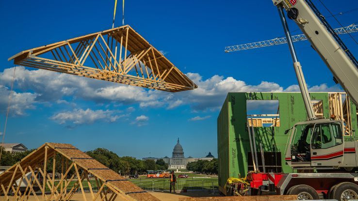 Roof trusses are installed by 84 Lumber, an SBCA Member company,
for SBCA’s Big Green House exhibit for HUD’s Innovative Housing
Showcase. Photo: Kisker Productions