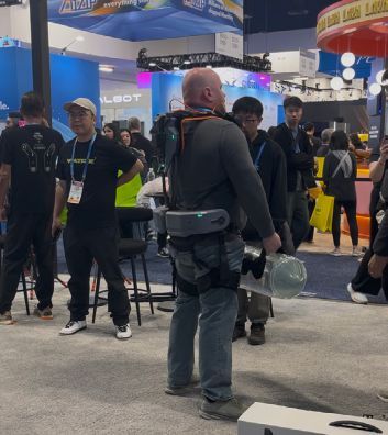 A CES attendee tests the Ascentiz exoskeleton. Photo: Heather Wallace.