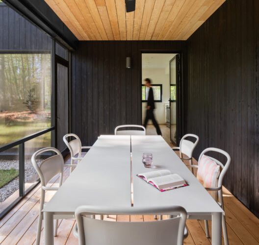 The home has an L-shaped floor plan that separates the driveway and vehicles from the private yard. Photo by Trent Bell Photography
