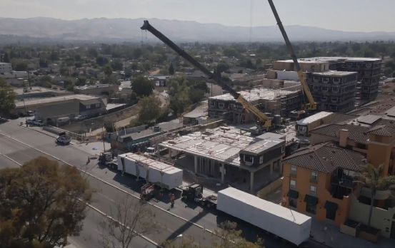 350-ton and 450-ton cranes on a podium deck, setting 304 modules in San
Jose, Calif. Client: The Pacific Companies. Manufacturer: Autovol, Inc